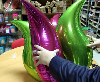 Una flor con globos curva