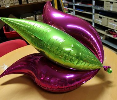 Una flor con globos curva