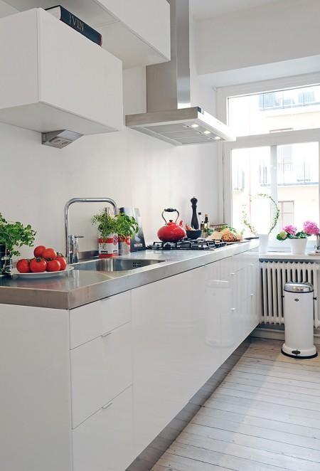 sillas Tolix mini pisos lámparas colgantes de techo en la cocina interiores minimalistas estilo nórdico estilo escandinavo decoración pisos pequeños decoración en gris decoración en blanco cocinas pequeñas cocina moderna cocina blanca casa sin cortinas 