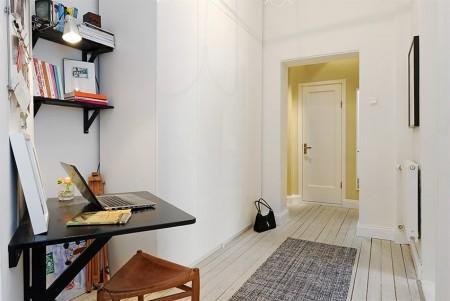 sillas Tolix mini pisos lámparas colgantes de techo en la cocina interiores minimalistas estilo nórdico estilo escandinavo decoración pisos pequeños decoración en gris decoración en blanco cocinas pequeñas cocina moderna cocina blanca casa sin cortinas 