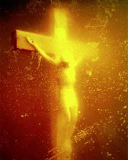 DESTRUYEN CRUCIFIJO EN UN BOTE DE ORINA