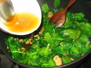 Espinacas con bacon en salsa de miel y jerez