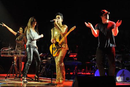 Penelope Cruz y Javier Bardem bailan en el escenario junto a Prince durante el concierto en Los Ángeles de su gira 'Welcome 2 America'. 