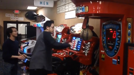 2 torpes pegándole a un punching ball