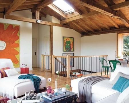 Una casa rural que rompe con el estilo rústico tradicional vigas de madera ventanas abiertas en el tejado una casa en el campo techo de madera techo abuhardillado suelo de barro sillas Tolix serigrafías de Andy Warhol muebles de ikea estilo rústico moderno diseño de interiores decoración en rosa y turquesa decoración de interiores cocina rústica cocina con frentes de rejilla chaise longue blanca accesorios de ikea