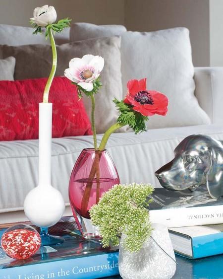 Una casa rural que rompe con el estilo rústico tradicional vigas de madera ventanas abiertas en el tejado una casa en el campo techo de madera techo abuhardillado suelo de barro sillas Tolix serigrafías de Andy Warhol muebles de ikea estilo rústico moderno diseño de interiores decoración en rosa y turquesa decoración de interiores cocina rústica cocina con frentes de rejilla chaise longue blanca accesorios de ikea