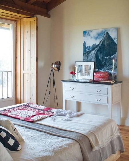 Una casa rural que rompe con el estilo rústico tradicional vigas de madera ventanas abiertas en el tejado una casa en el campo techo de madera techo abuhardillado suelo de barro sillas Tolix serigrafías de Andy Warhol muebles de ikea estilo rústico moderno diseño de interiores decoración en rosa y turquesa decoración de interiores cocina rústica cocina con frentes de rejilla chaise longue blanca accesorios de ikea