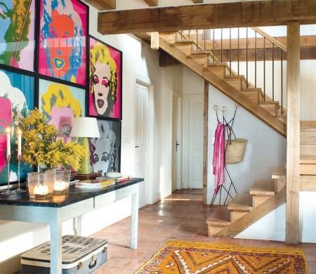 Una casa rural que rompe con el estilo rústico tradicional vigas de madera ventanas abiertas en el tejado una casa en el campo techo de madera techo abuhardillado suelo de barro sillas Tolix serigrafías de Andy Warhol muebles de ikea estilo rústico moderno diseño de interiores decoración en rosa y turquesa decoración de interiores cocina rústica cocina con frentes de rejilla chaise longue blanca accesorios de ikea