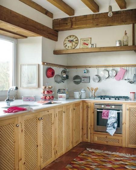 Una casa rural que rompe con el estilo rústico tradicional vigas de madera ventanas abiertas en el tejado una casa en el campo techo de madera techo abuhardillado suelo de barro sillas Tolix serigrafías de Andy Warhol muebles de ikea estilo rústico moderno diseño de interiores decoración en rosa y turquesa decoración de interiores cocina rústica cocina con frentes de rejilla chaise longue blanca accesorios de ikea