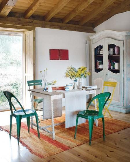 Una casa rural que rompe con el estilo rústico tradicional vigas de madera ventanas abiertas en el tejado una casa en el campo techo de madera techo abuhardillado suelo de barro sillas Tolix serigrafías de Andy Warhol muebles de ikea estilo rústico moderno diseño de interiores decoración en rosa y turquesa decoración de interiores cocina rústica cocina con frentes de rejilla chaise longue blanca accesorios de ikea