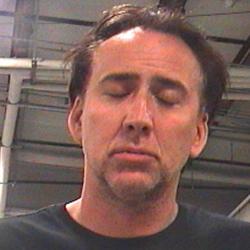 NICOLAS CAGE BORRACHO, ARRUINADO Y MALTRATADOR