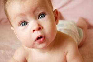 ¿Cómo saber si un bebé ve bien?