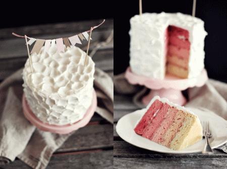 Buen finde Vanilla cake tarta de vainilla y icing de vainilla tarta de cumpleaños tarta con frosting de merengue Swiss meringue frosting Swiss meringue buttercream postres de color rosa postre de cumpleaños pastel de vainilla frosting para tartas fotografías de postres y dulces crema de pastel crema de claras y vainilla cake stand rosa cake stand porcelana