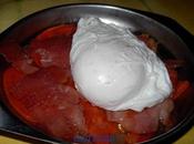 Huevos escalfados sobre cama tomate jamón