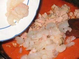 Hélices gratinadas con atún y gambas