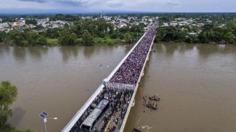 Cientos de hondureños en el paso fronterizo entre Guatemala y México. 