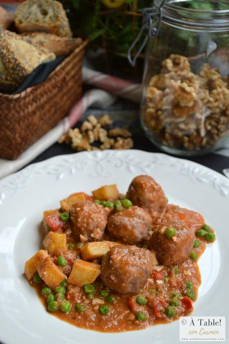 Albóndigas en Salsa de Cebolla y Nueces