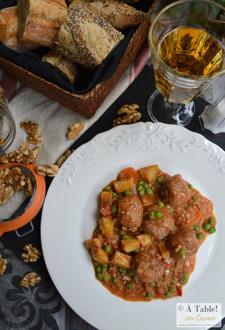 Albóndigas en Salsa de Cebolla y Nueces