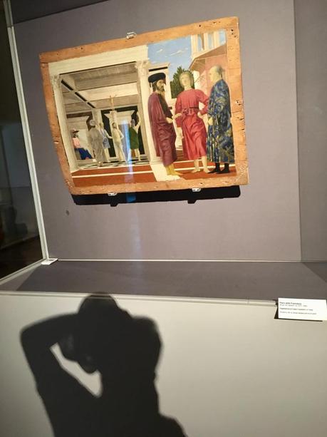 La imagen puede contener: una o varias personas, personas de pie e interior