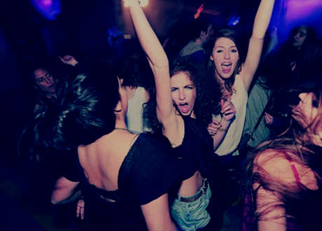 Resultado de imagen de tumblr beso discoteca