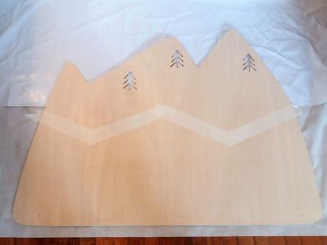 Cabecero infantil con forma de montañas fabricado en dm p...