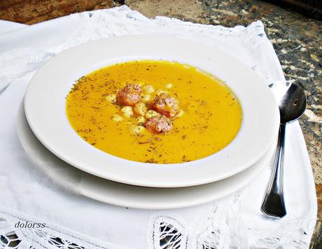 Crema de verduras con garbanzos y albondiguillas