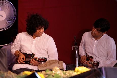 Sri Mandolin U Rajesh perdiéndose en la Divina Melodía