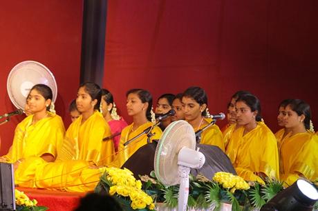 Estudiantes de Prashanthi Niketanam que cautivan a todos con su melodioso canto.