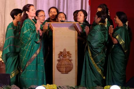 Señoras de la India y de ultramar cantando los Vedas.