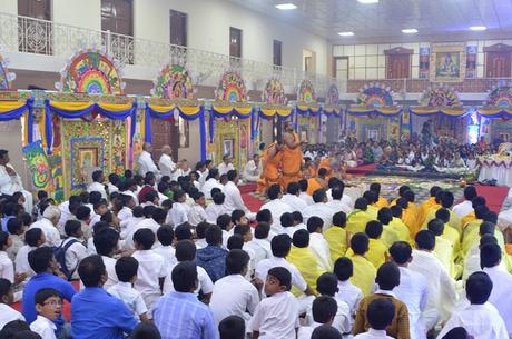 Niños del grupo de seva del desayuno viendo el Hara Navarathri.