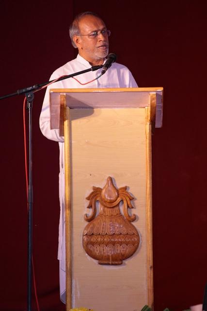 Sri Manjunath dirigiéndose a la reunión