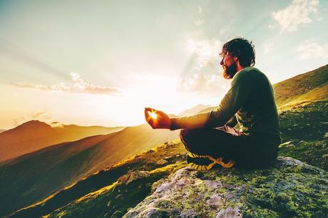 Según muestra un estudio reciente, la meditación trascendental puede ayudarlo a sentirse menos estresado y aumentar su inteligencia emocional