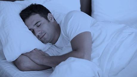 Dormir al menos 7 horas en una habitación fresca y oscura puede ayudar a establecer buenos hábitos de sueño