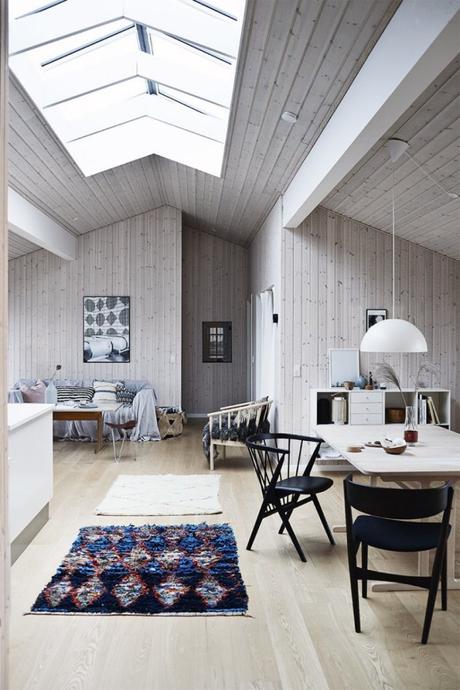 Casa danesa camuflada en la naturaleza