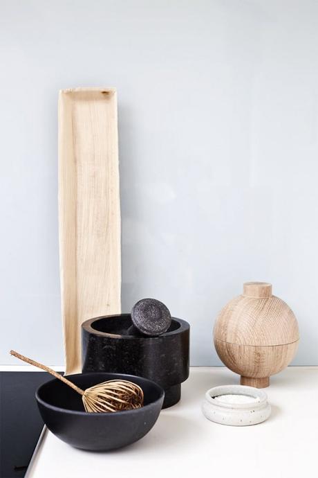 Casa danesa camuflada en la naturaleza