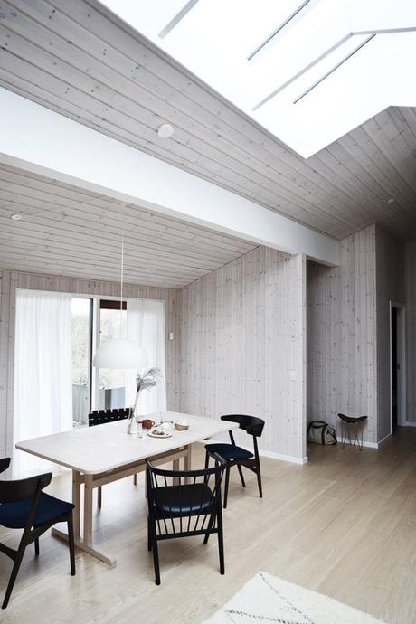 Casa danesa camuflada en la naturaleza