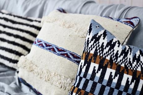 Casa danesa camuflada en la naturaleza