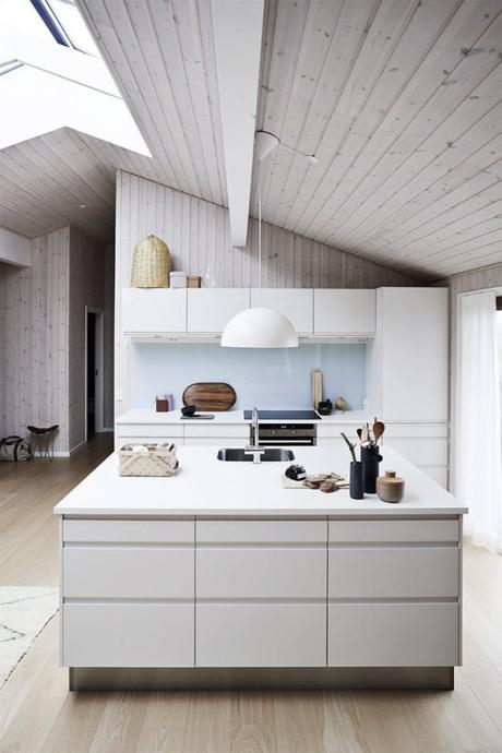 Casa danesa camuflada en la naturaleza