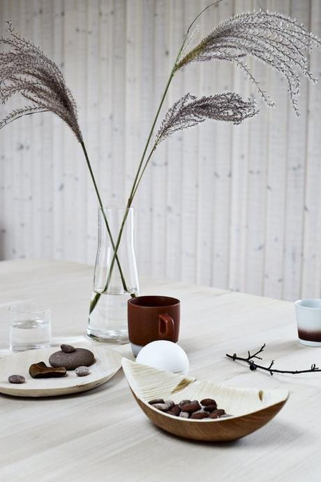 Casa danesa camuflada en la naturaleza