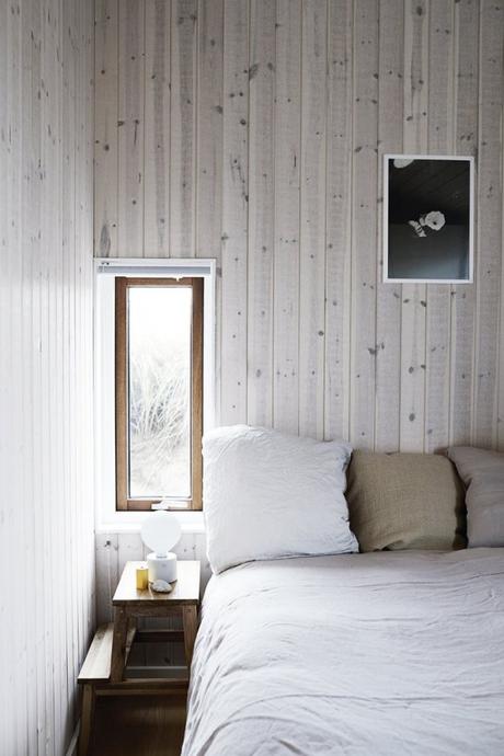 Casa danesa camuflada en la naturaleza