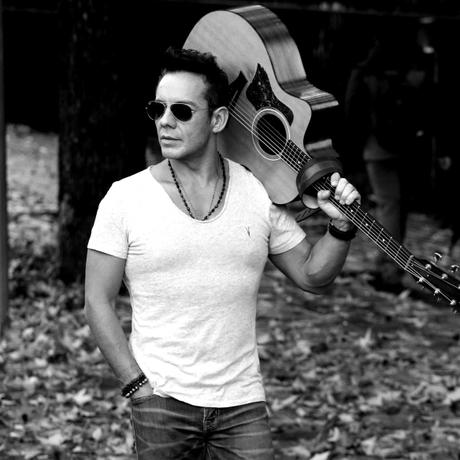 Carlos Esquivel lana su alegre y romántico tema “Pienso en ti”