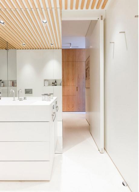 Máximo espacio de almacenaje con mobiliario a medida de suelo a techo en Barcelona