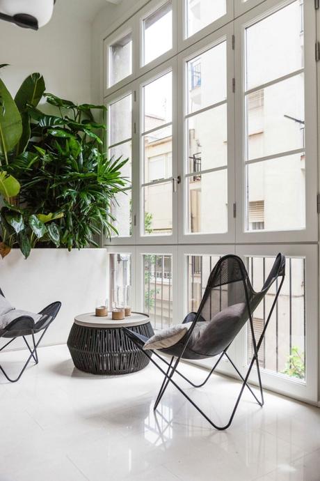 Máximo espacio de almacenaje con mobiliario a medida de suelo a techo en Barcelona