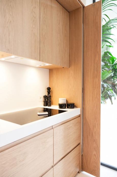 Máximo espacio de almacenaje con mobiliario a medida de suelo a techo en Barcelona