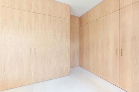 Máximo espacio de almacenaje con mobiliario a medida de suelo a techo en Barcelona