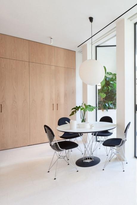 Máximo espacio de almacenaje con mobiliario a medida de suelo a techo en Barcelona