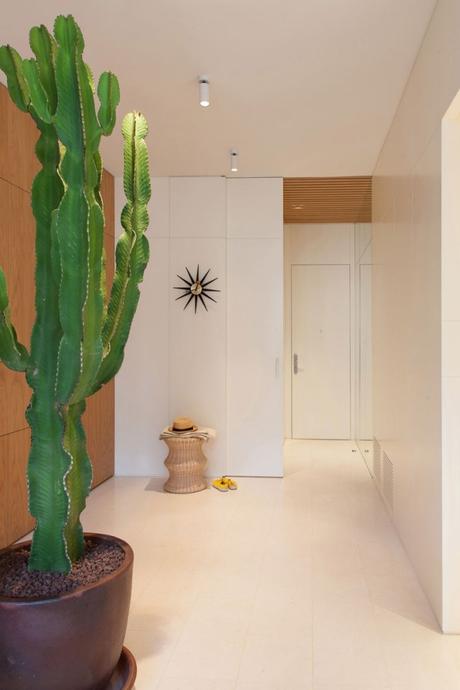 Máximo espacio de almacenaje con mobiliario a medida de suelo a techo en Barcelona