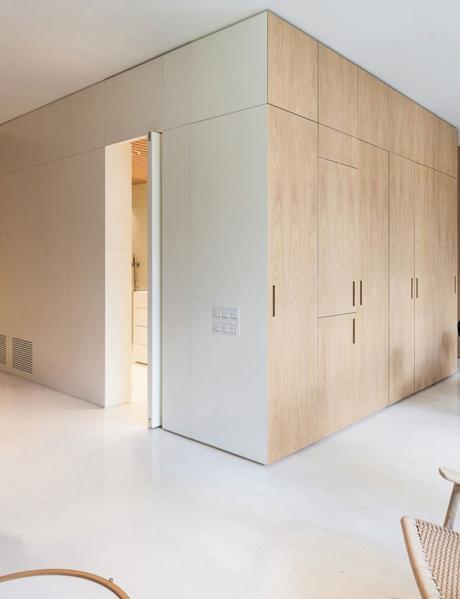 Máximo espacio de almacenaje con mobiliario a medida de suelo a techo en Barcelona