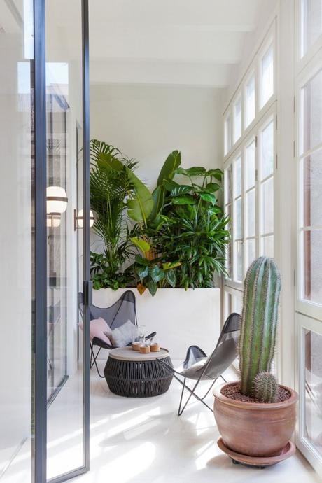 Máximo espacio de almacenaje con mobiliario a medida de suelo a techo en Barcelona