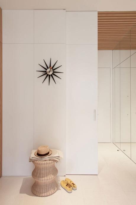 Máximo espacio de almacenaje con mobiliario a medida de suelo a techo en Barcelona